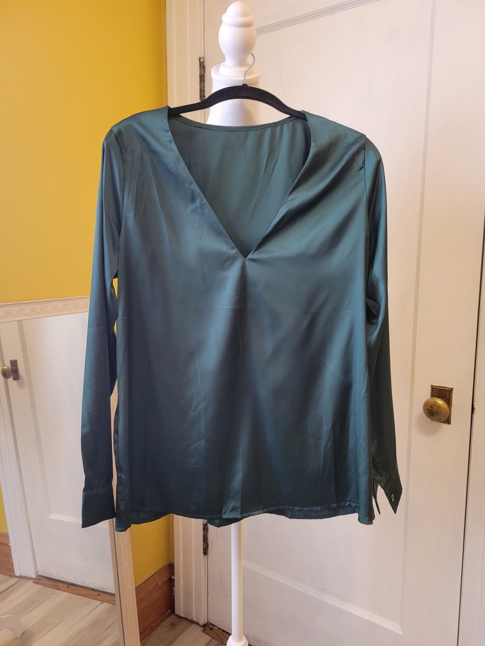 Women's Emerald Green V-Neck Satin Blouse PTP 20"